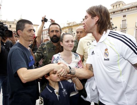 VISITA DEL REAL MADRID A LORCA
SERGIO RAMOS SALUDA A JUAN CARLOS GUERRERO PADRE DE UNO DE LOS NIÑOS FALLECIDOS